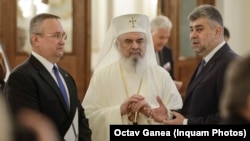 Președintele Senatului, Nicolae Ciucă (stânga), Patriarhul Daniel (centru) și premierul Marcel Ciolacu (dreapta).