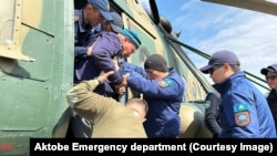 Снимка на казахстанското правителство показва как евакуираните жители се спасяват с военен хеликоптер на 15 април.
