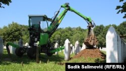 Kopanje mezarja za ukop 14 srebreničkih žrtava genocida