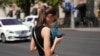 Femeile ar trebui să bea câte 30 de mililitri de apă pentru fiecare kilogram de greutate corporală, iar bărbații – câte 40 de mililitri. 