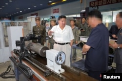 Кім Чен Ин інспектує завод з виробництва боєприпасів