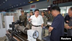 Sjevernokorejski vođa Kim Jong Un pregledava kompleks Pukjung i veliku tvornicu streljiva na neobjavljenoj lokaciji u Sjevernoj Koreji (arhiv) 
