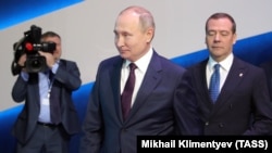 Ruski predsjednik Vladimir Putin i tada premijer Rusije Dmitrij Medvedev na stranačkoj konvenciji Ujedinjene Rusije 23. novembra 2019.