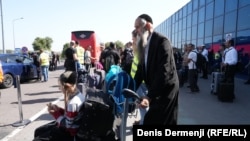 Evreu hasidic pe aeroportul Chișinău, în drum spre Uman, septembrie 2023.