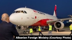 Avioni me shqiptarë të evakuuar nga Izraeli arriti mbrëmjen e 8 tetorit në Tiranë.