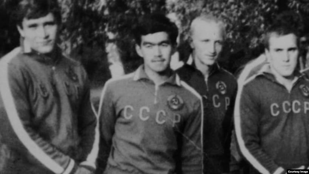 Ахмед Анарбаев СССРдин сууда сүзүү боюнча курама командасынын катарында. Ал Кыргызстандын спорт тарыхында суучулдардан биринчи болуп 1968-жылы Мехикодо өткөн олимпиада оюндарына катышкан. Ысык-Көлдү сүзүп өткөн алгачкы суучул.