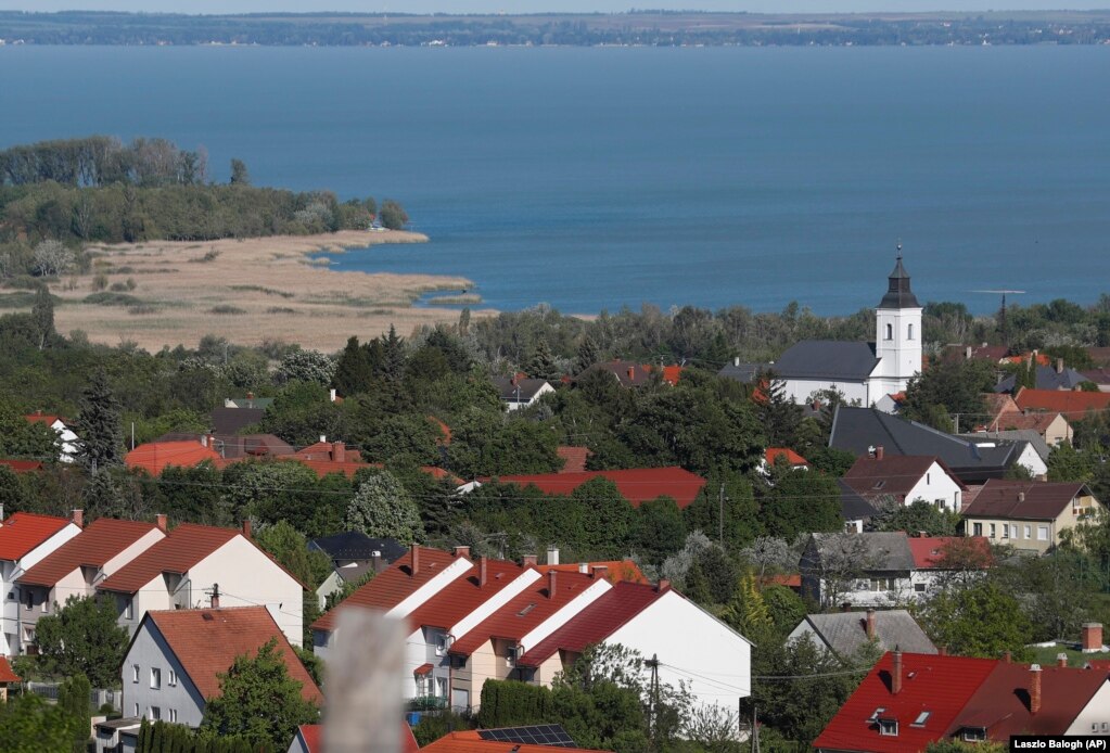 Një pamje e fshatit Csopak, që shtrihet buzë liqenit Balaton.