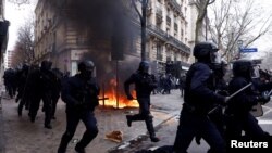 Sukobi policije i demonstranata koji protestuju zbog penzionih reformi