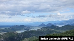 Crna Gora ima čisto i nezagađeno zemljište, pa u organskoj proizvodnji može da konkuriše na svjetskom tržištu, kažu sagovornici RSE (Foto: Pogled na Skadarsko jezero u Crnoj Gori, juli 2024.)