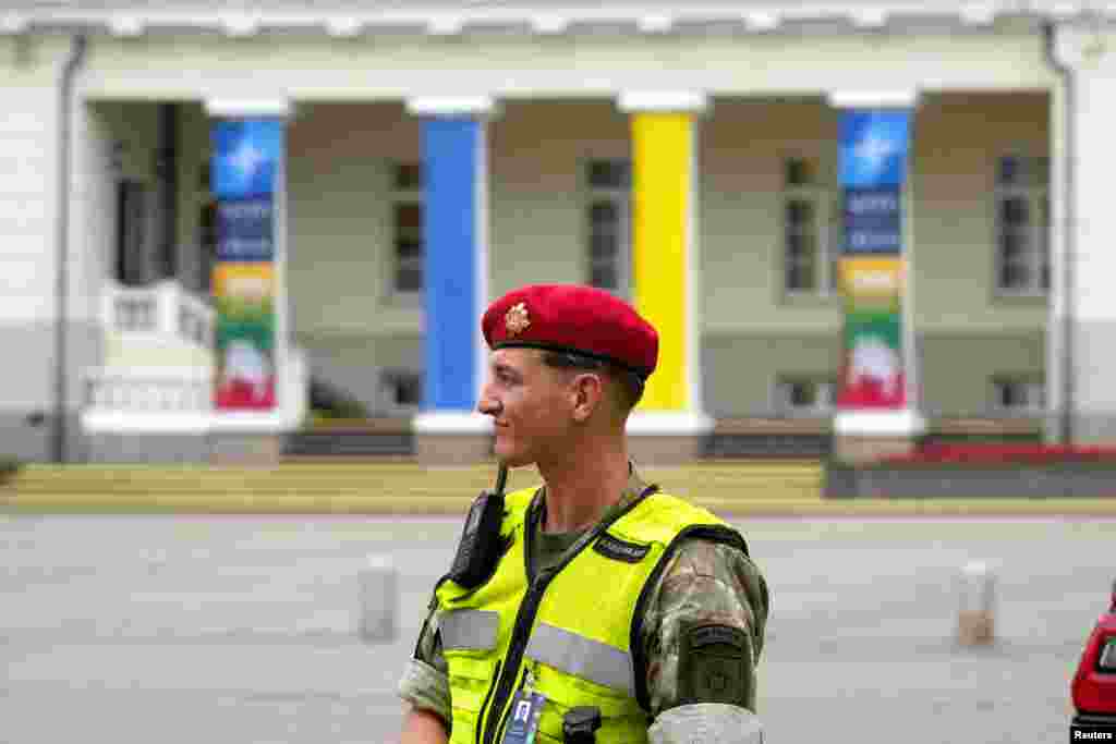 Літоўскі вайсковец ля прэзыдэнцкуага палацу ў Вільні. 10 ліпеня 2023