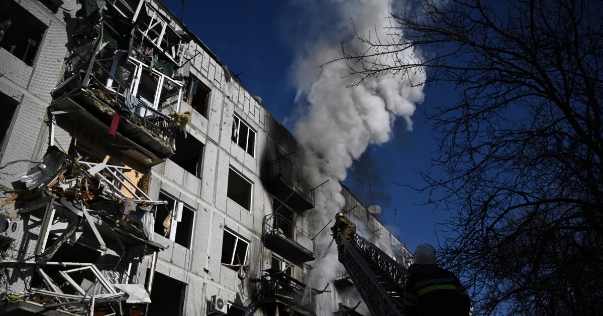 У Чугуєві російський дрон вдарив по житловому будинку, виникла пожежа