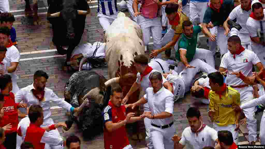 Bikafuttatás a Sanfermines fesztiválon a spanyolországi Pamplonában 2024. július 9-én. A San Fermín egy egyhetes hagyományos ünnepség, amelyet minden évben megtartanak. Fő attrakciója bikafuttatás