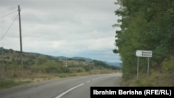 Rruga që çon për në fshatin Breznicë në Serbi.