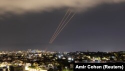 عکسی از فعالیت سامانهٔ ضدموشکی اسرائیل در شب حمله