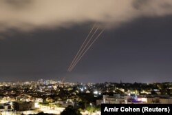 Protivraketni sistem djeluje nakon što je Iran lansirao bespilotne letjelice i projektile prema Izraelu, što se vidi iz Aškelona, Izrael, 14. aprila 2024.