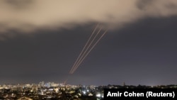 Proturaketni sistem aktiviran nakon što je Iran lansirao bespilotne letjelice i projektile prema Izraelu, Ashkelon, ​​Izrael, 14. aprila 2024.