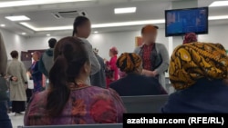 Aşgabadyň halkara aeroportundaky ýolagçylar (Illýustrasiýa suraty)