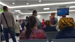 Diňle: Aeroportdaky bilet kassalary uçar biletleriniň söwdasynda 'araçylardan peýdalanýar, para alýar'