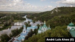 Lavra Svyatohirsk, një nga qendrat kryesore shpirtërore ortodokse të Ukrainës, me pamje nga lumi Siverskiy Donets.