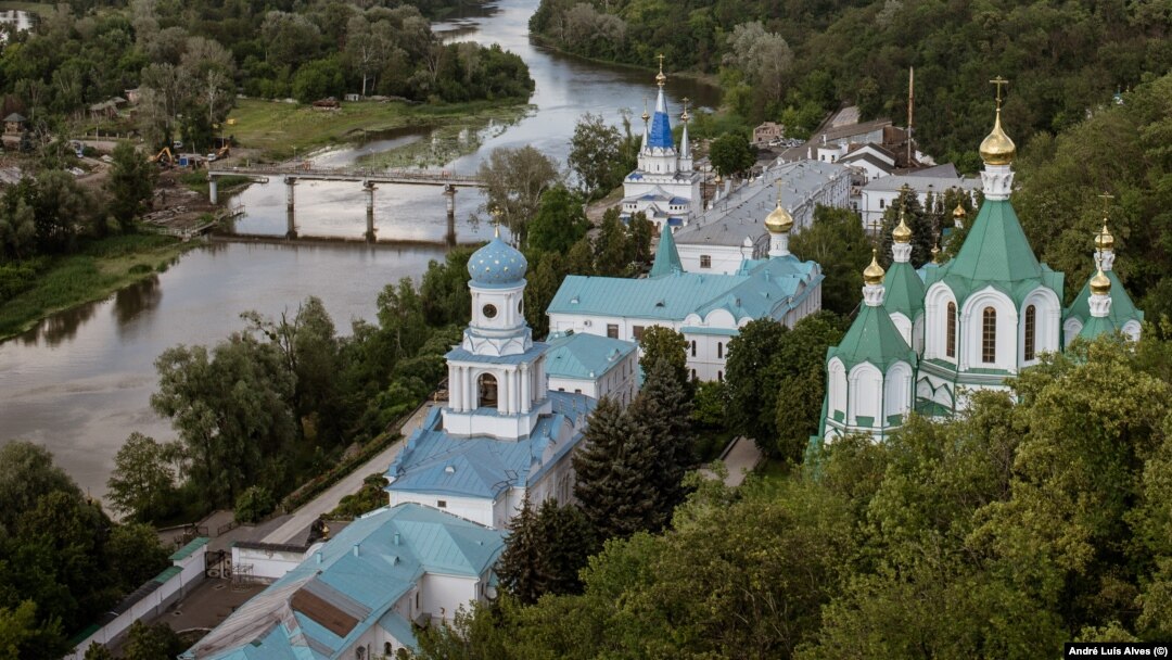 Lavra Sviatohirsk, unul dintre principalele centre spirituale ortodoxe din Ucraina, este situată pe malul râului Siverski Doneț