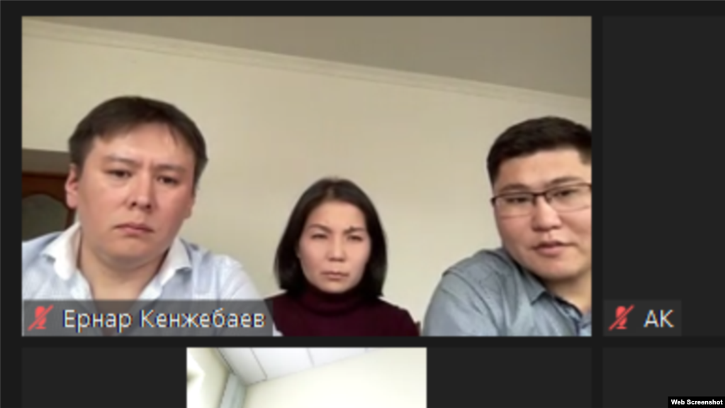 Активист Жанболат Мамай (слева) с супругой Ингой Иманбай и адвокатом Ернаром Кенжебаевым во время онлайн-подключения к судебному заседанию в день оглашения приговора. 10 апреля 2023 года