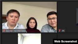 Активист Жанболат Мамай (слева) с женой Ингой Иманбай и адвокатом Ернаром Кенжебаевым во время онлайн-подключения к заседанию. 10 апреля 2023 года