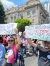 Profesorii au suspendat predarea în majoritatea școlilor pe 22 mai. După un protest și un marș în Capitală, după lungi negocieri cu premierul Ciucă și președintele Klaus Iohannis, cei mai mulți dascăli au decis să continue greva și au respins oferta autorităților. 