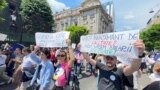 Peste 150.000 de cadre didactice sunt în grevă generală săptămâna aceasta. Câteva mii dintre ei au protestat în stradă și au cerut venituri decente, demne de pregătirea și rolul pe care îl au în societate. 