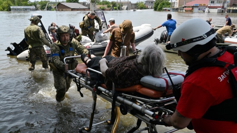 Spasavanje starijih iz poplava na jugu Ukrajine