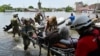 Українські військові та волонтери рятують людей із затопленого мікрорайону Херсона. 8 червня 2023 року 