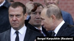 Владимир Путин (справа) и Дмитрий Медведев. Москва, 2017 год