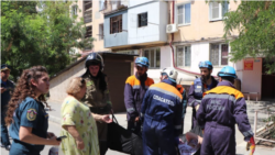 Спасатели эвакуируют жителей после взрыва бытового газа в Махачкале / Фото: МЧС по Дагестану
