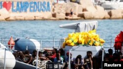 Migranti dolaze brodom obalne straže na ostrvo Lampeduza, 18. septembar 2023. 
