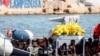 Лампедуза аралынын жээгинде куткарылган мигранттар. Италия, 18-сентябрь 2023-жыл
