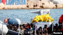 Лампедуза аралынын жээгинде куткарылган мигранттар. Италия, 18-сентябрь 2023-жыл
