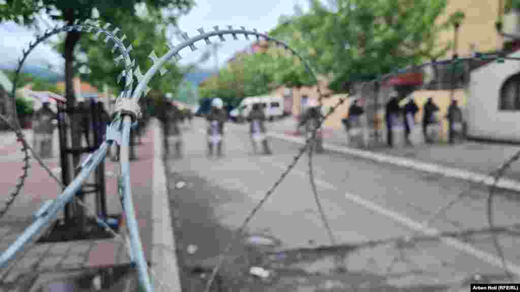 Përfaqësues të Listës Serbe, partisë më të madhe të serbëve në Kosovë, kanë thënë se do t&rsquo;i vazhdojnë protestat derisa të përmbushen kërkesat e tyre, përkatësisht të tërhiqen edhe kryetarët shqiptarë të komunave, edhe njësitet speciale të Policisë së Kosovës nga veriu i Kosovës - i banuar me shumicë serbe.