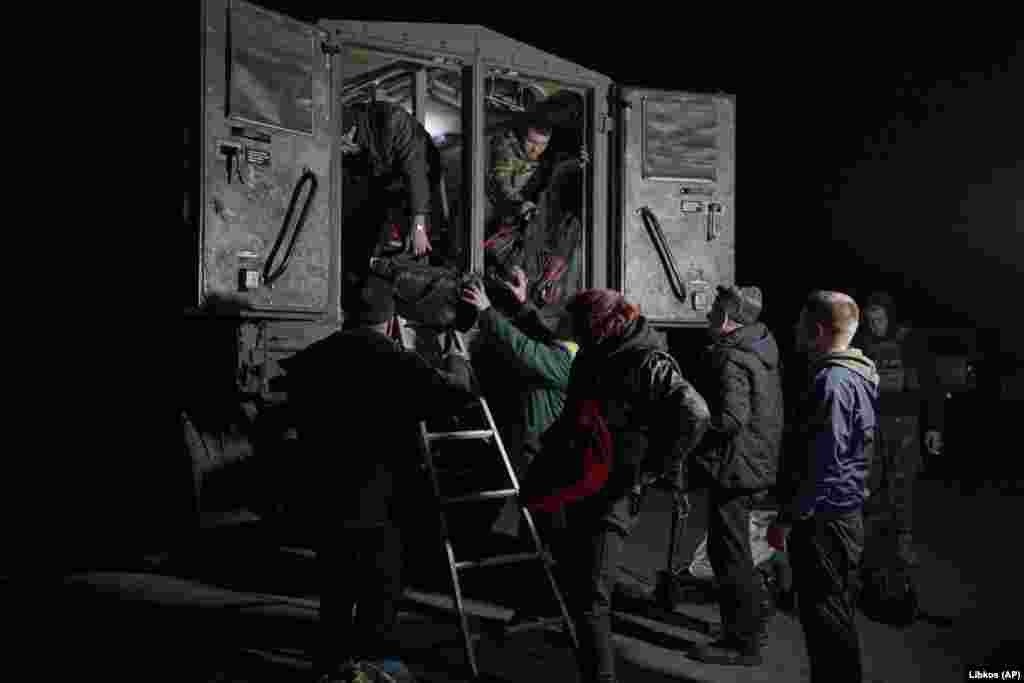 Українські військові продовжують евакуювати з Бахмута цивільних, які до останнього відмовлялися виїжджати. Це переважно люди похилого віку та немічні. Фото від 8 квітня 2023 року