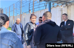 Ляззат Досмамбетова (в центре) стоит у тюрьмы, чтобы встретить Жанмурата Аштаева, полностью оправданного Верховным судом. Шымкент, 14 марта 2023 года