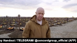 Egy április eleji videón Jevgenyij Prigozsin az elesett Wagner harcosok temetőjében áll a dél-oroszországi Krasznodár régióban található - és korábban festőtelepéről ismert - Gorjácsij Kljucs településen