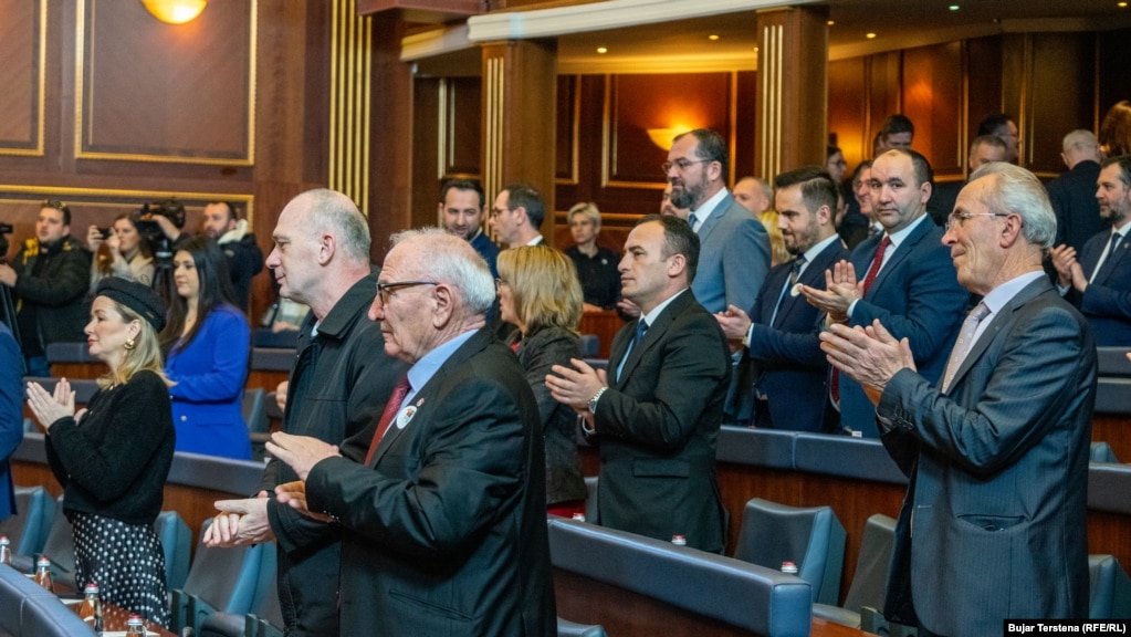 Gjatë kësaj seance, ku morën pjesë edhe presidenti i Shqipërisë, Bajram Begaj, dhe ambasadorë të akredituar në Kosovë, presidentja e Kosovës, Vjosa Osmani tha se forcimi i mëtejmë i shtetit të Kosovës "mision i gjithsecilit”. 