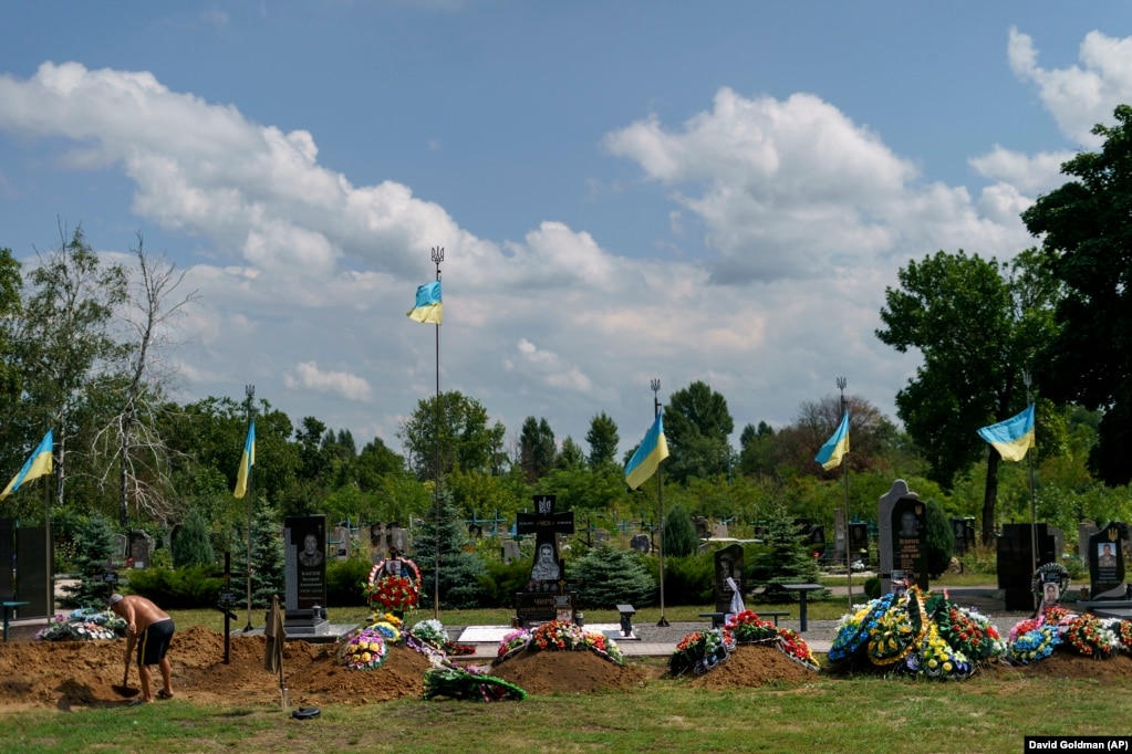 Varret e ushtarëve ukrainas në Pokrovsk, në lindje të Ukrainës, në gusht 2022.