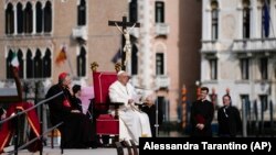 Papa Franja prenosi svoju poruku dok se sastaje sa mladim ljudima ispred crkve Santa Maria della Salute u Veneciji, Italija, 28. aprila 2024. 