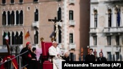 Папата Франциск ја пренесува својата порака додека се среќава со млади луѓе пред црквата Санта Марија во Венеција, Италија, на 28 април, 2024 година.