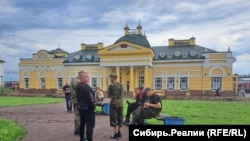 Военные в ожидании поезда. Юрга, Российская Федерация, 2023 год
