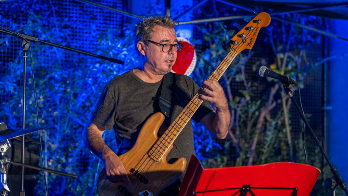 Той е Веселин Веселинов-Еко – басист, контрабасист, композитор. Свири за