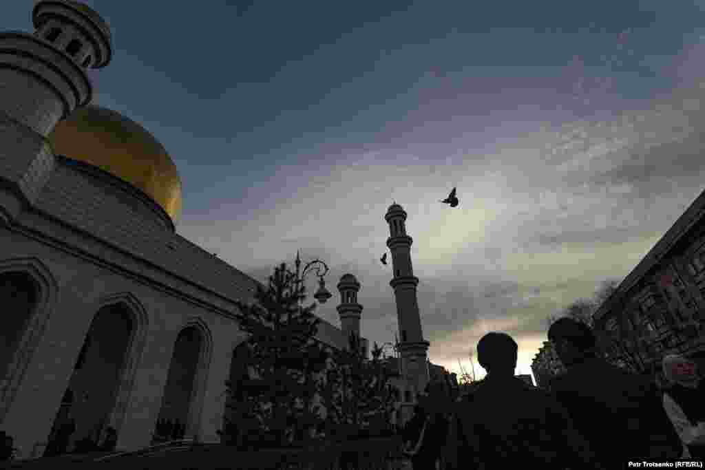 Мусульмане на утренней молитве в честь праздника Ораза айт у центральной мечети в Алматы. 10 апреля 2024 года.