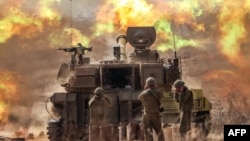 Самоходная гаубица израильской армии ведет огонь возле границы с сектором Газа на юге Израиля, 11 октября 2023 года