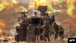 Ізраїльські військові ведуть вогонь на кордоні зі Смугою Гази на півдні країни, 11 жовтня 2023 року