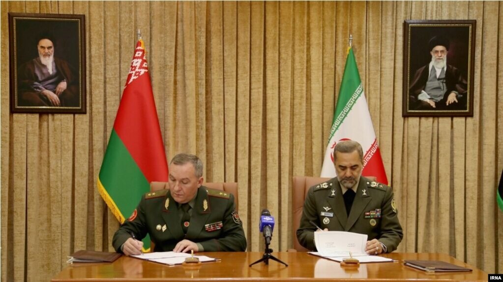 محمدرضا آشتیانی و ویکتور خرنین گنادوویچ، وزاری دفاع جمهوری اسلامی ایران و بلاروس در حال امضای تفاهمنامه همکاری دفاعی، تهران