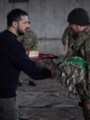 Președintele ucrainean Volodimir Zelenski a decorat miercuri mai mulți militari din zona Bahmut, unde se desfășoară de câteva luni cele mai aprige lupte.
